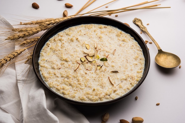 Daliya kheer ou Dalia Payasam ÃƒÂ¢Ã‚Â€Ã‚Â“ Bouillie de blé et de lait cassée ou concassé avec du sucre cuit à la manière indienne. Dalia est une céréale de petit déjeuner populaire en Inde du Nord