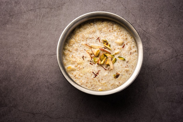 Daliya kheer ou Dalia Payasam ÃƒÂ¢Ã‚Â€Ã‚Â“ Bouillie de blé et de lait cassée ou concassé avec du sucre cuit à la manière indienne. Dalia est une céréale de petit déjeuner populaire en Inde du Nord