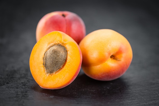 Dalle d'ardoise rustique avec mise au point sélective d'abricots frais