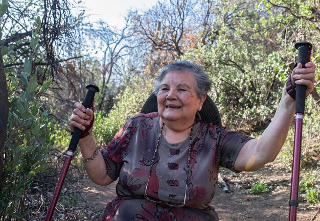 une dame de 80 ans en randonnée sur une montagne