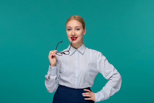 Dame d'affaires mignonne jeune femme blonde en tenue de bureau et bord mordant des lunettes