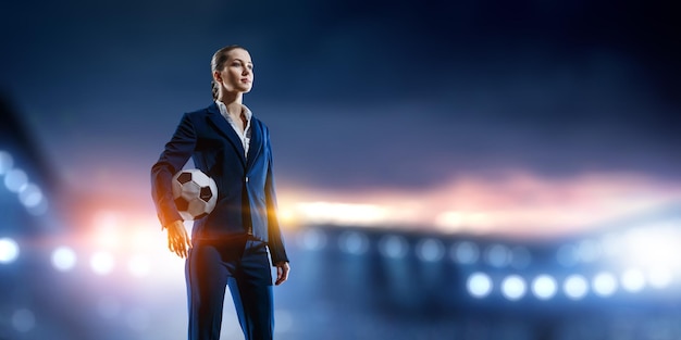 Dame d'affaires sur le stade de football. Technique mixte