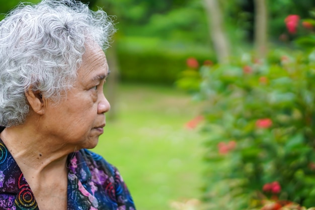 Dame âgée ou âgée asiatique vieille femme sourire visage brillant avec une santé forte tout en marchant