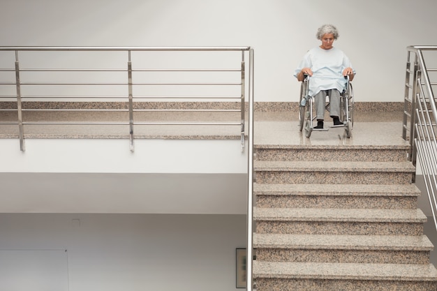 Une Dame âgée En Fauteuil Roulant En Haut Des Escaliers