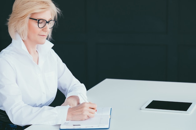 dame âgée réussie. pouvoir féminin. femme d'affaires souriante sur le lieu de travail