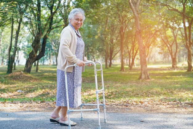 Dame asiatique âgée ou âgée vieille femme utiliser walker avec une santé forte tout en marchant au parc en joyeuses fêtes