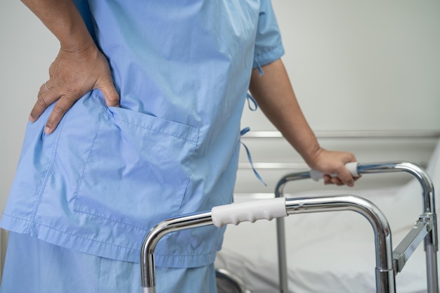 Dame asiatique femme patiente marcher avec une marchette à l'hôpital de soins infirmiers sain concept médical fort