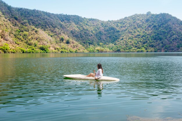 Dame asiatique, pagayer, kayak, lac, satonda, île