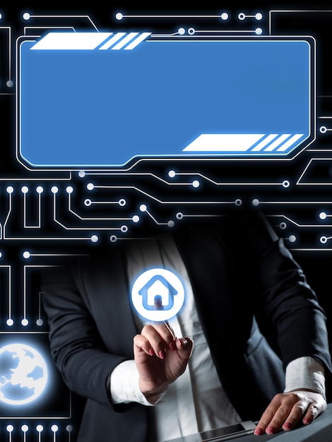 Dame assise à la table et appuyant sur un bouton virtuel avec son doigt téléphone portable posé sur le bureau et brillant informations importantes à l'intérieur du cadre dans un style futuriste