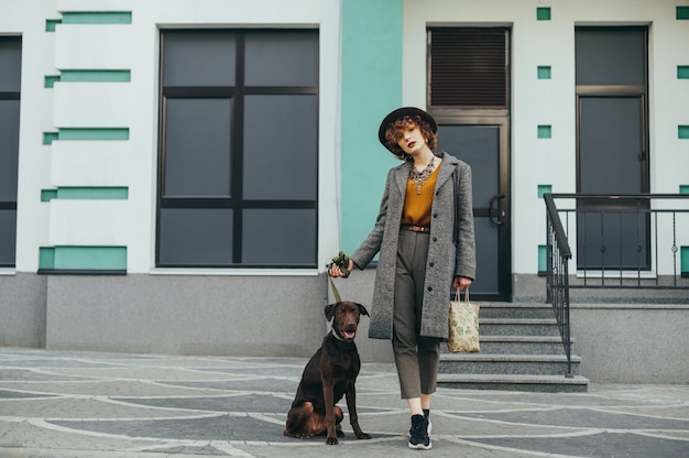 Dame Aux Cheveux Bouclés Dans Des Vêtements élégants Et Un Chapeau