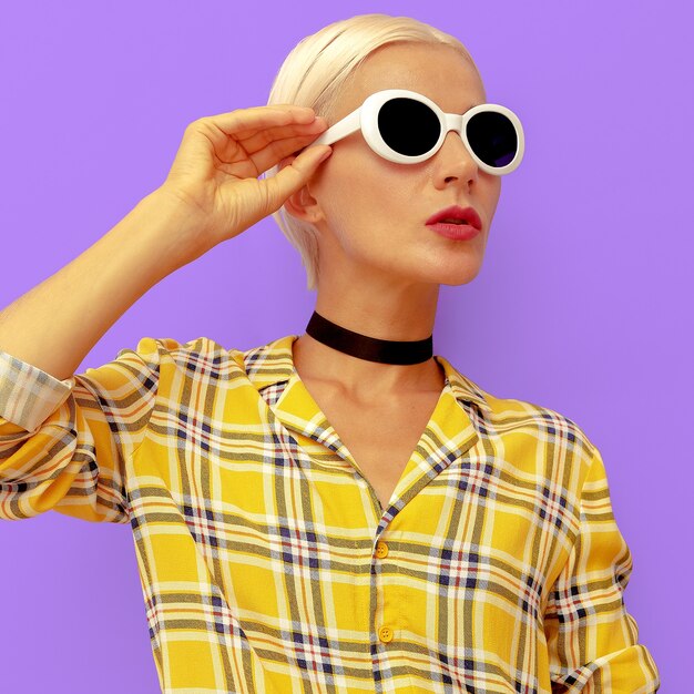 Dame blonde de mode dans des accessoires d'été élégants. Tour de cou et lunettes de soleil