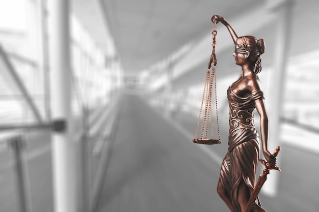 Dame en bronze avec balance, symbole de justice et de droit