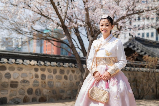 Dame coréenne en costume robe hanbok sourire dans un ancien palais Gyeongbokgung ville de Séoul Corée du Sud