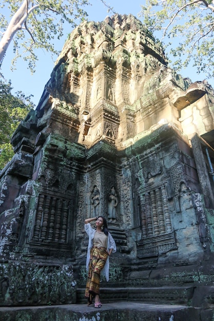 Photo une dame dans un temple.