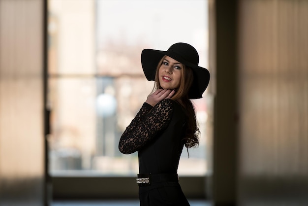 Photo dame élégante avec chapeau élégant et sac en cuir