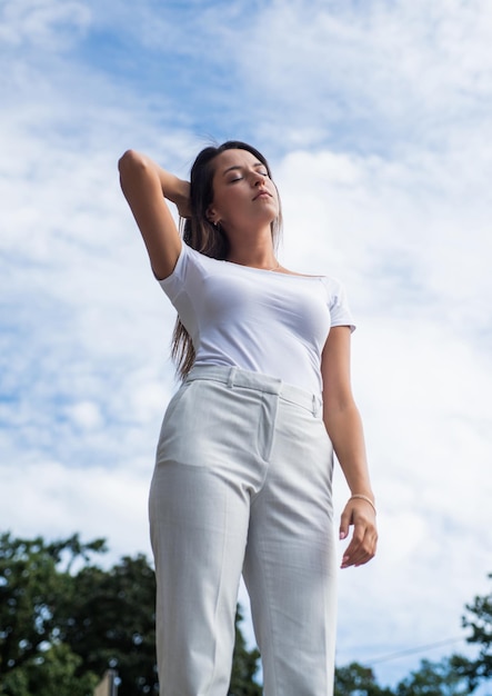 Dame élégante en plein air insouciante jolie fille dans des vêtements confortables beauté féminine et mode femme confiante avec de longs cheveux en plein air jeune femme dans des vêtements décontractés à la mode