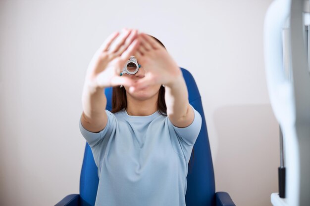 Photo dame faisant un triangle avec ses mains