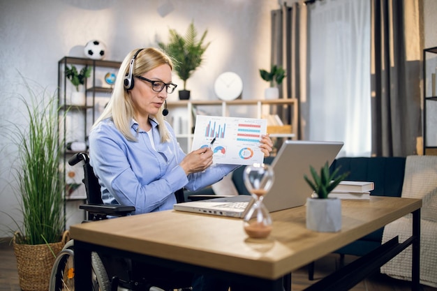 Dame en fauteuil roulant menant une réunion de travail pensée vidéo cal