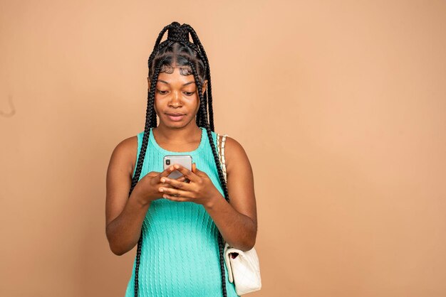 une dame heureuse utilisant son téléphone isolée sur un fond plat