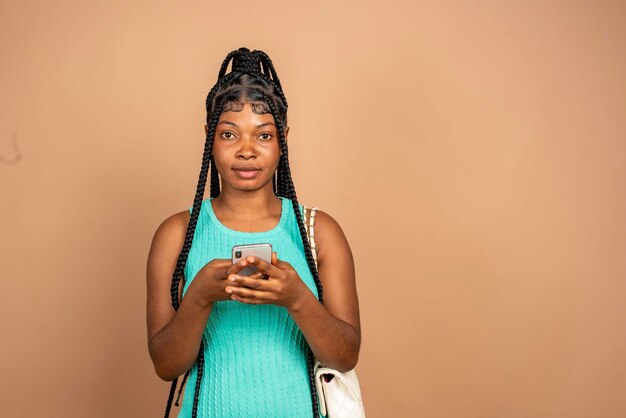 une dame heureuse utilisant son téléphone isolée sur un fond plat