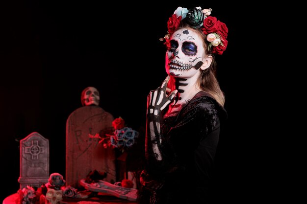 Femme Glamour Portant L'art Corporel Traditionnel Le Jour Des Morts  D'halloween, Ayant Une Couronne De Fleurs. Modèle Féminin Avec Maquillage  Noir Et Blanc Et Costume Saint Santa Muerte En Vacances.