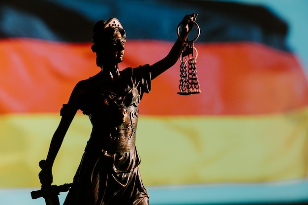 Dame justice contre le drapeau de l'Allemagne
