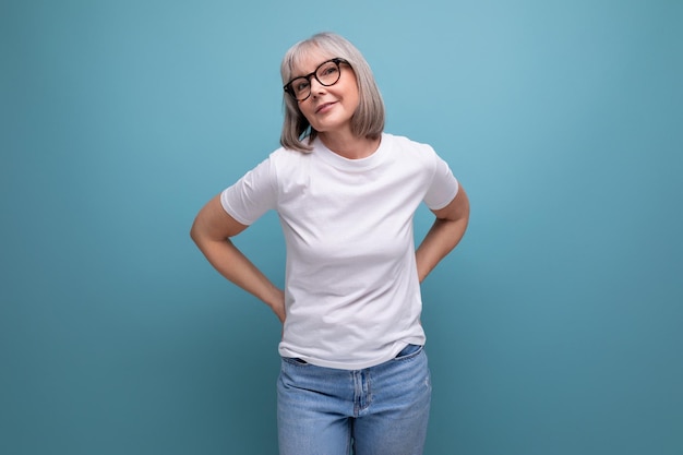 Dame mature avec coupe de cheveux bob posant sur fond de studio avec mocap