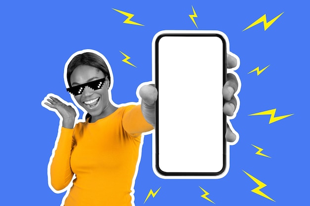 Dame noire émotionnelle montrant un smartphone avec un collage d'écran vide