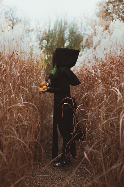 Dame en photographie scénique de vêtements noirs