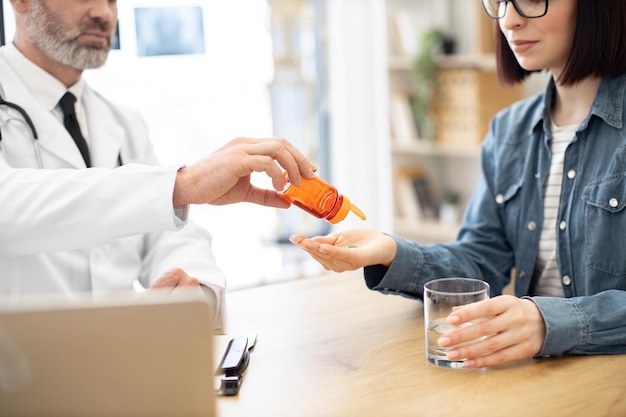 Dame recevant des médicaments oraux d'un médecin à l'hôpital