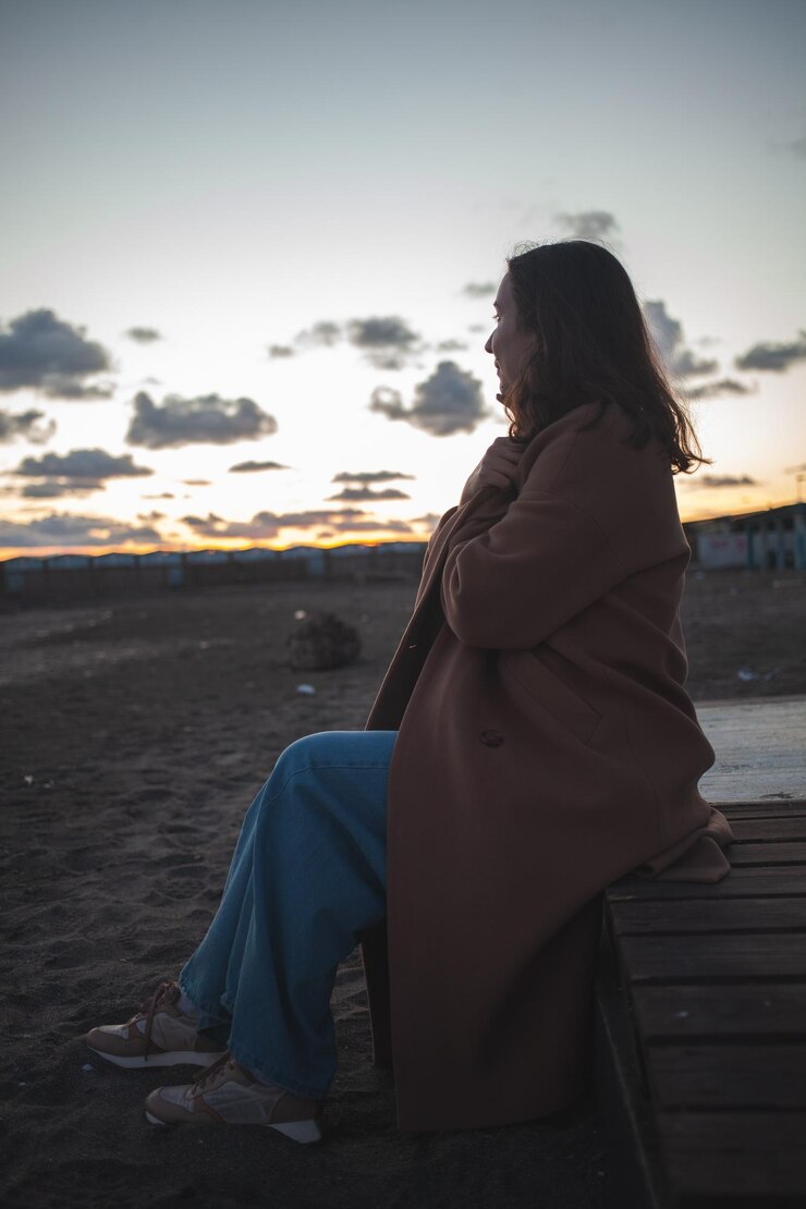 Photo la dame se promène sereinement sur la plage