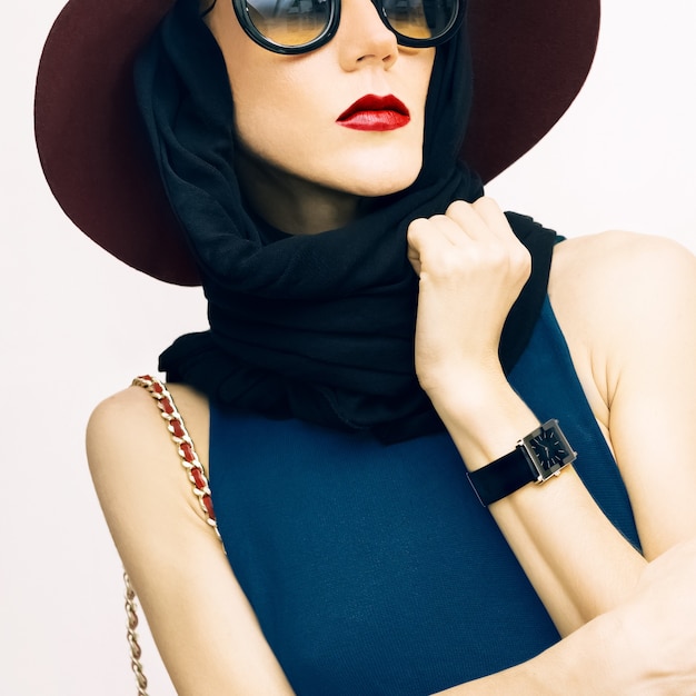 Dame sensuelle en accessoires de mode d'automne, écharpe, chapeau et lunettes de soleil.