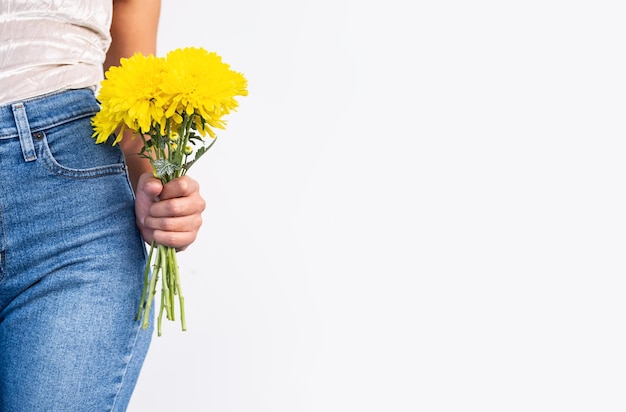 Une dame tenant des fleurs de printemps en fleurs