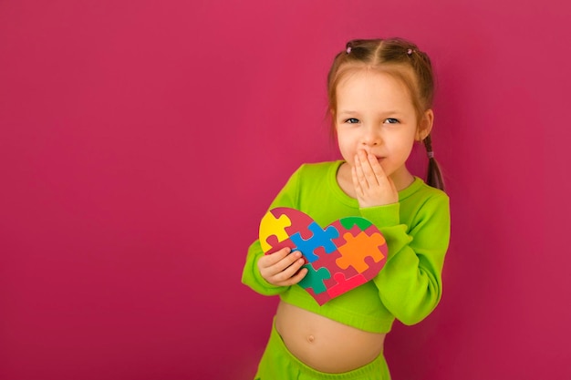 Une dame timide détient un symbole comme signe de soutien aux enfants souffrant d'autisme