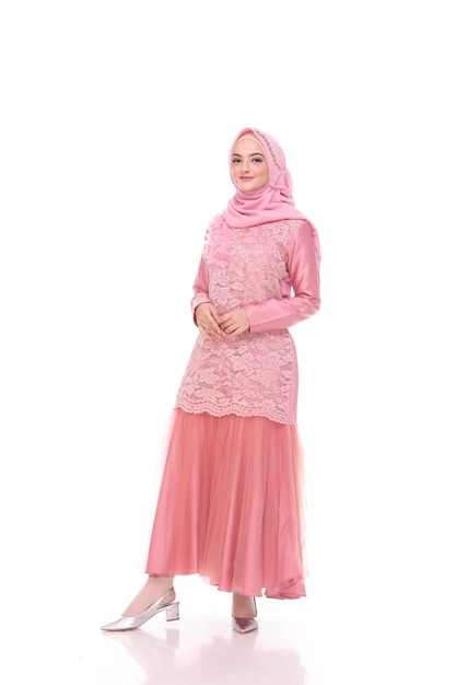 Une dame utilise un maquillage de robe de mariée sur le hijab Modèle malaisie ou indonésie beauté ou concept eidul fitri