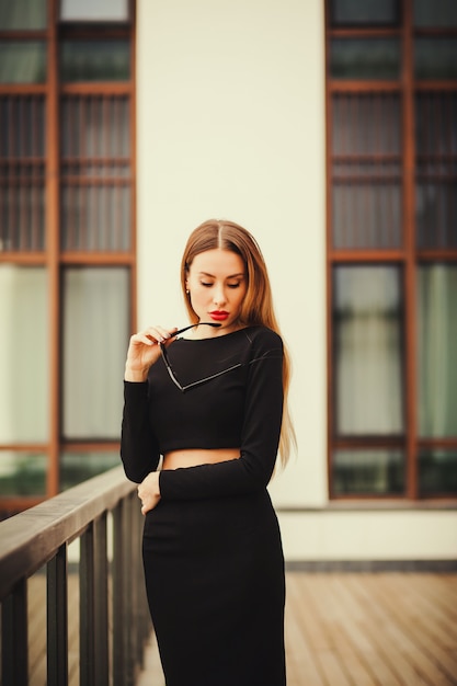 Photo dame vêtue de lunettes de travail