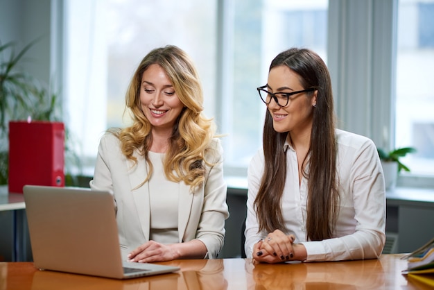 Dames femmes à la table de réunion discuter