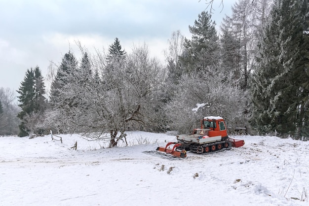 Photo dameuse à neige dans une montagne en hiver