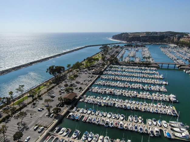 Dana Point Harbour et sa marina avec yacht et voilier du sud du comté d'Orange en Californie USA