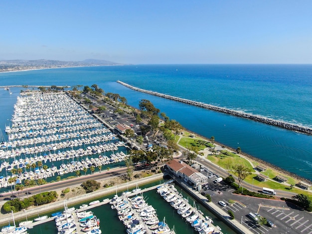 Dana Point Harbour et sa marina avec yacht et voilier du sud du comté d'Orange en Californie USA