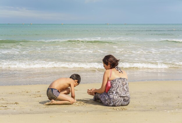 Danang, Vietnam - 20 Février 2016 : Mère et fils assis à la China Beach à Danang, Vietnam