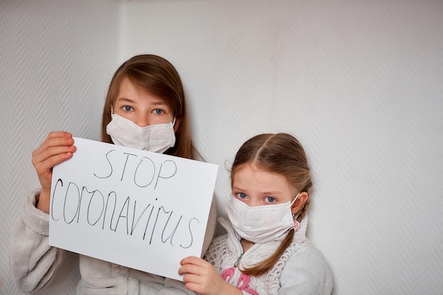 Photo le danger d'une épidémie mondiale de coronavirus un portrait d'une fille avec une affiche à la main soins de santé