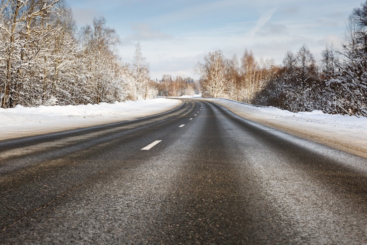 Photo danger et virage rapide sur la route de neige glacée