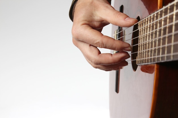 Dans l'accord jouant de la guitare classique gros plan