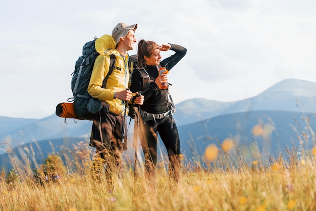 Dans l'aventure ensemble Joli couple Montagnes majestueuses des Carpates Beau paysage de nature intacte