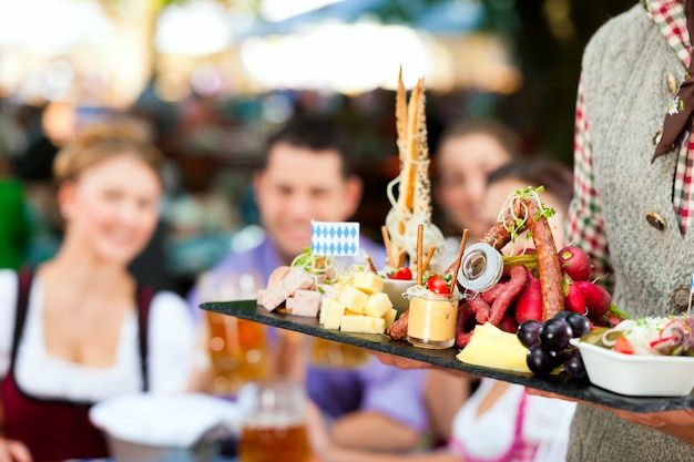 Dans Beer Garden - Des amis sur une table avec de la bière