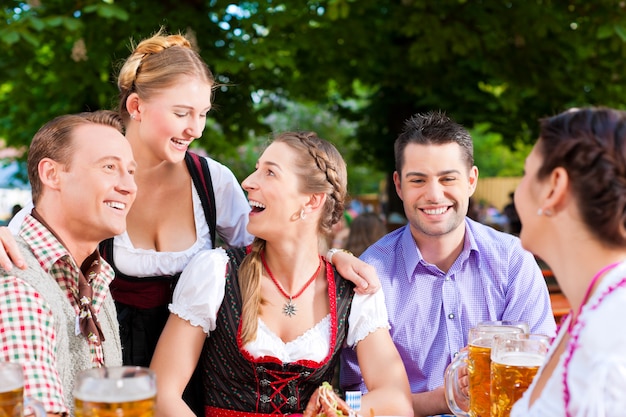 Dans Beer Garden - Des amis sur une table avec de la bière