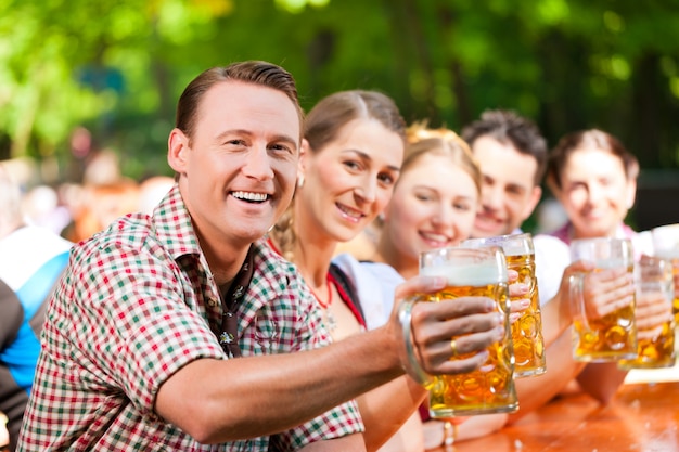 Dans Biergarten - amis buvant de la bière