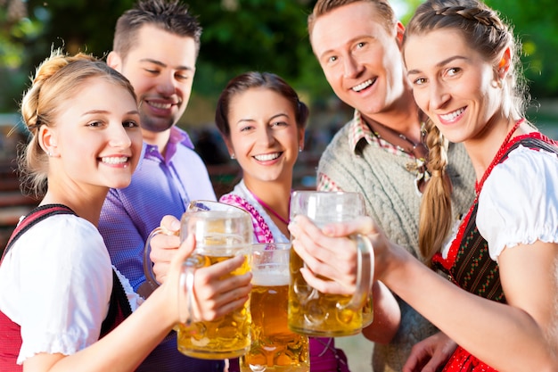 Dans Biergarten - amis buvant de la bière