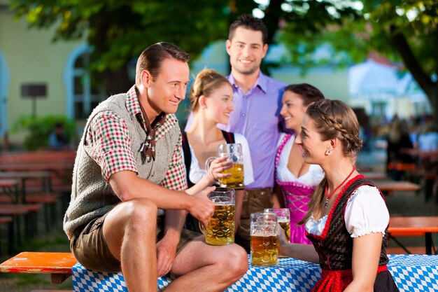 Dans Biergarten - amis buvant de la bière